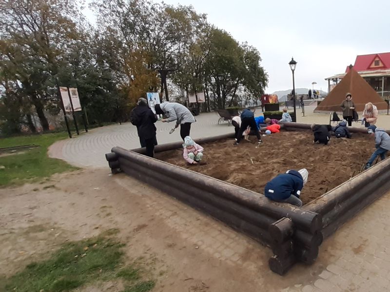 Работа кипит! Добыча янтаря на смотровой площадке карьера 