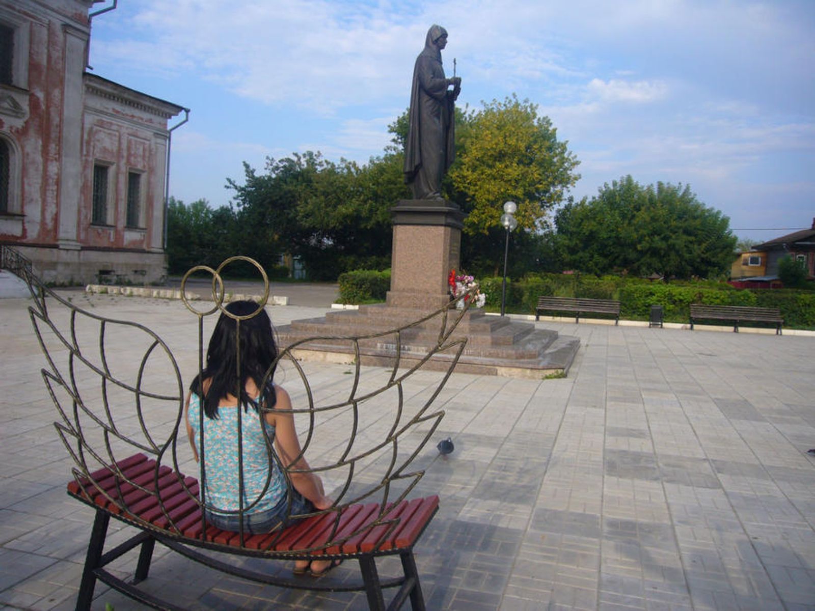 Памятник А. Кашинской и скамья любви