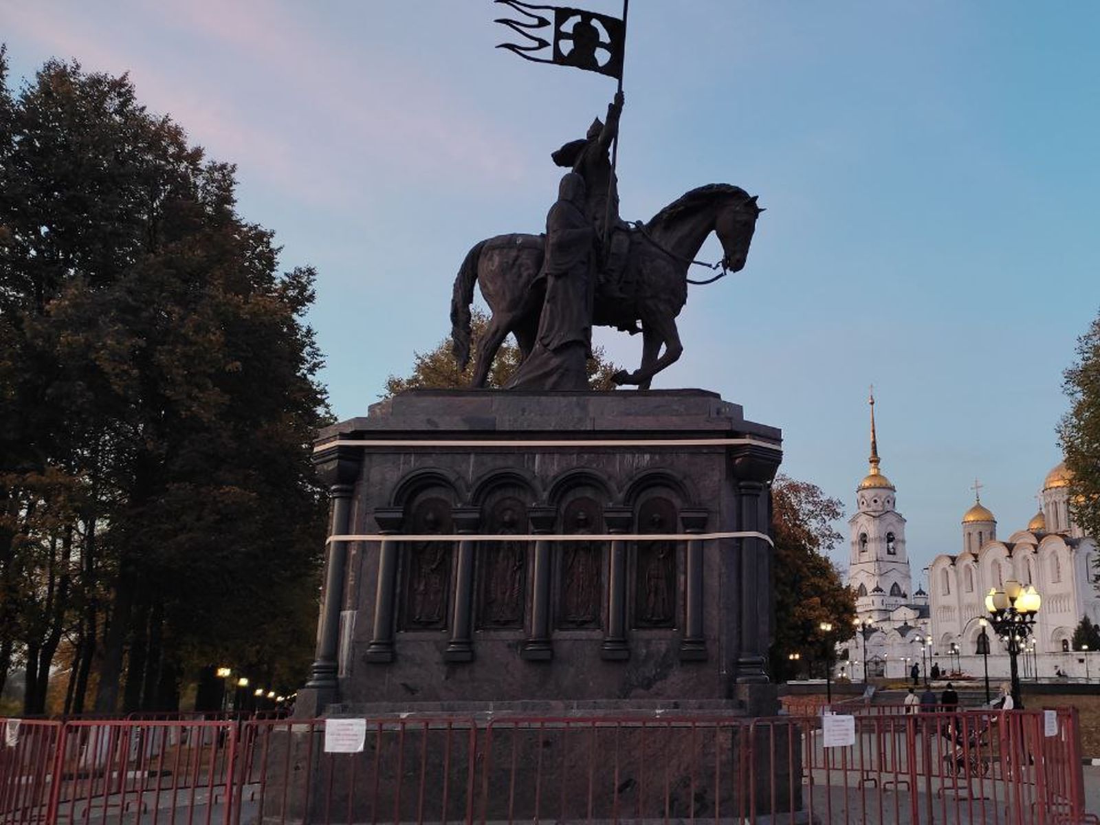 Успенский собор и памятник Владимиру Красное Солнышко (вечерний город)
