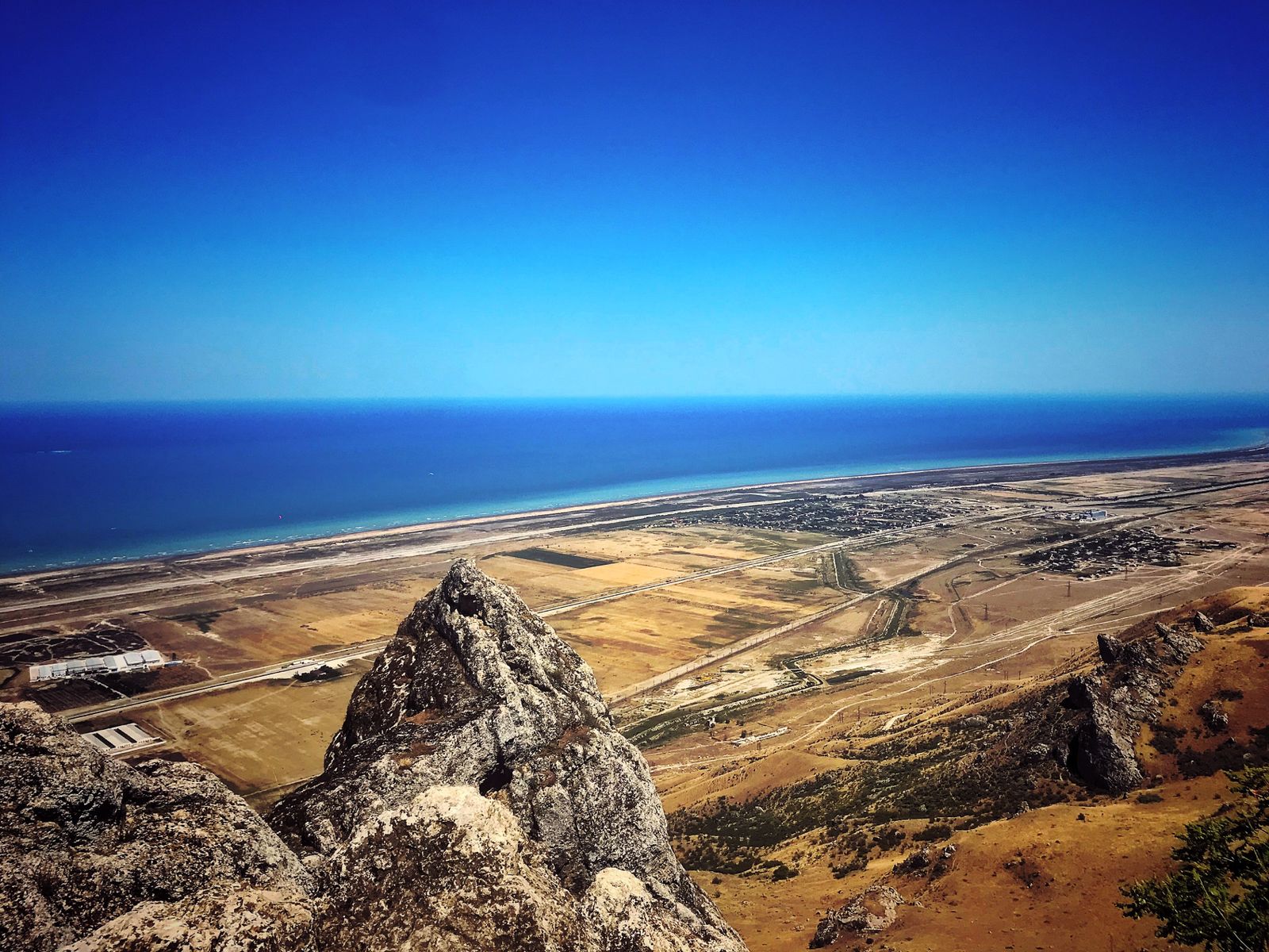 Вид на Каспий с вершины скал Бешбармаг
