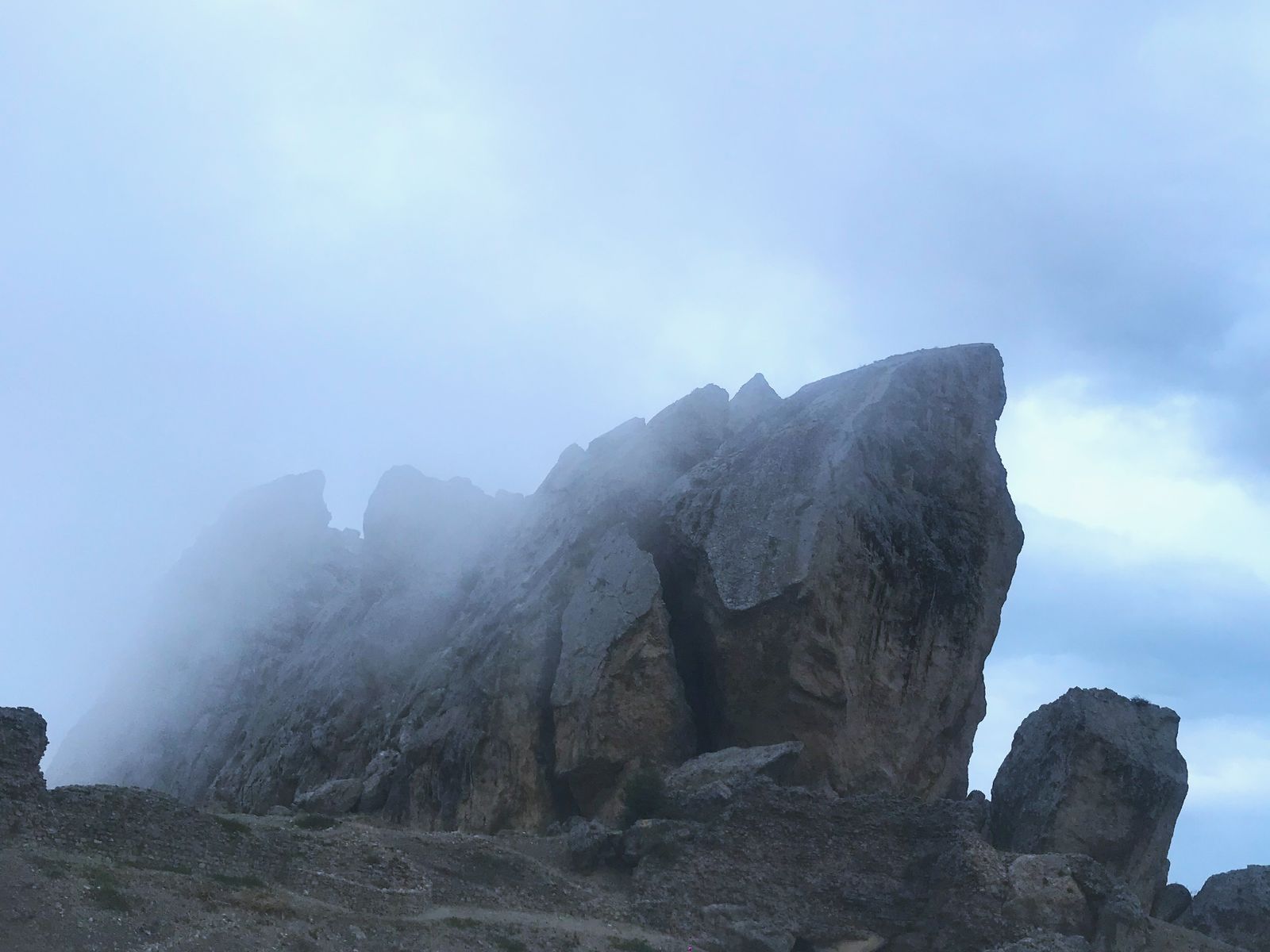 Скалы Бешбармаг, окутанные туманом