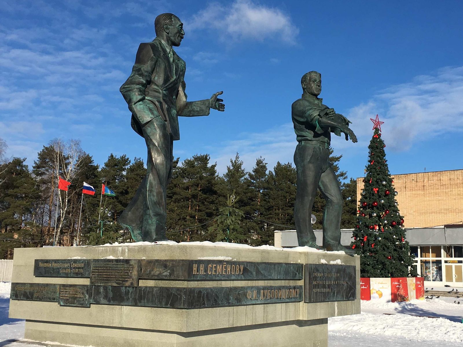 Памятник основателям Черноголовки 2016 г.