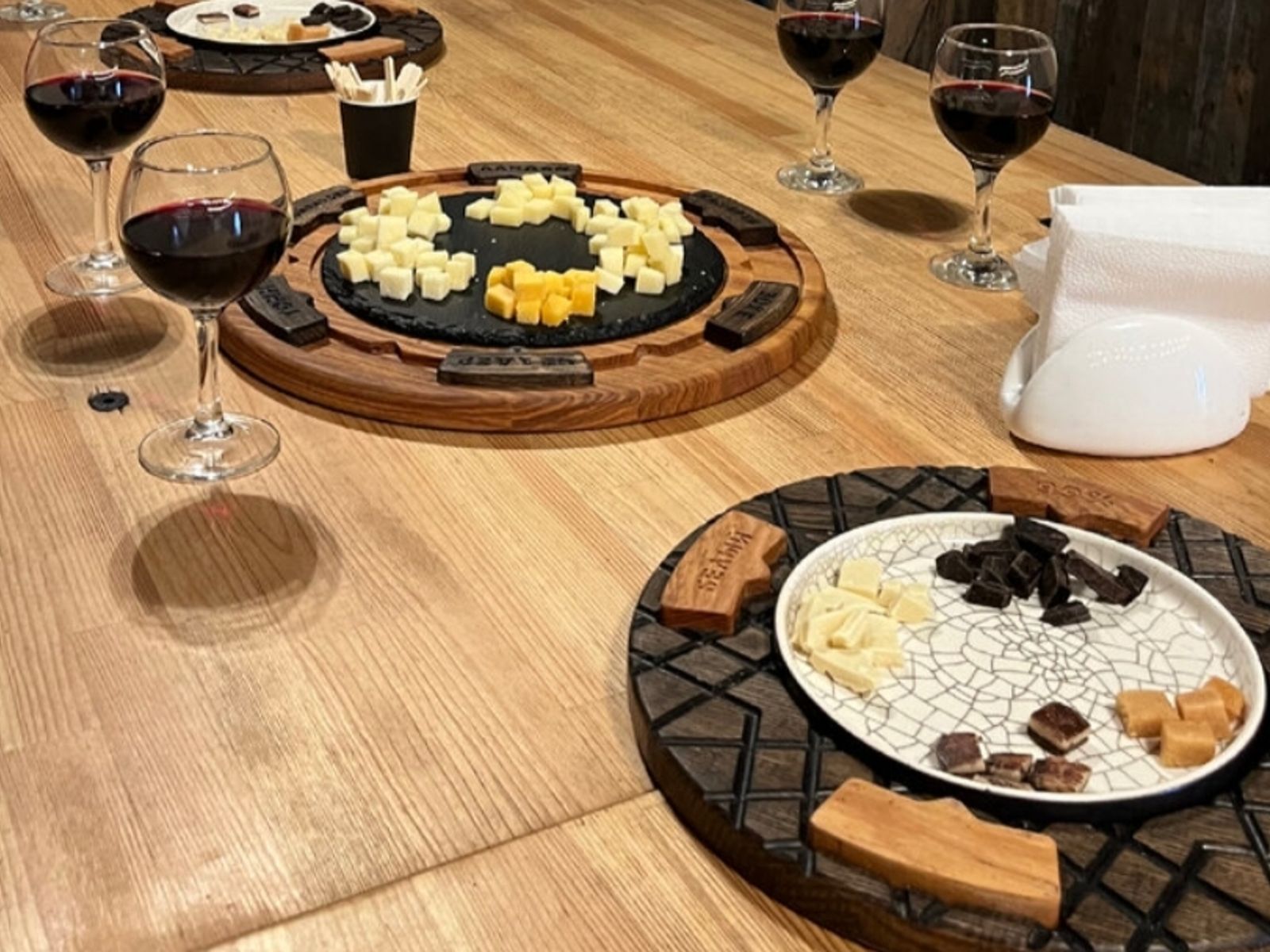 Дегустация пяти видов сыров, марципана и шоколада