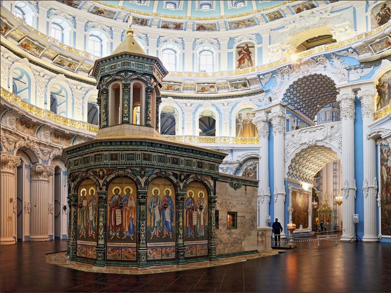 В храме