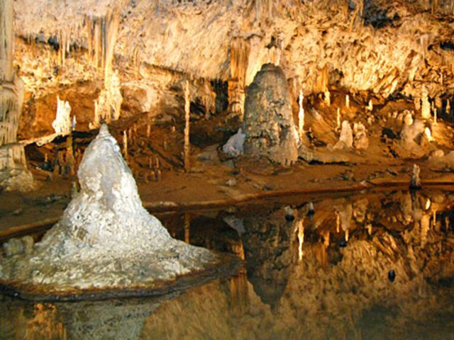 Обзорный тур из Праги в Моравский Крас и замок Пернштейн — фото 3