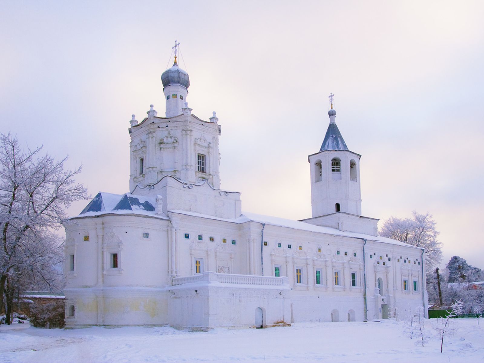 Монастырь зимой
