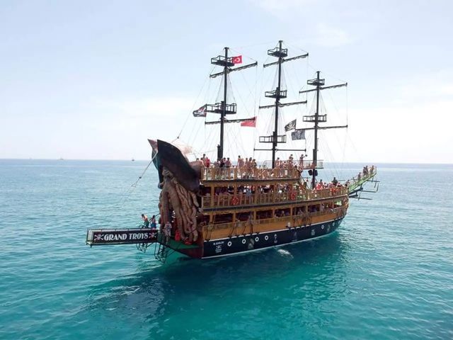 Пиратская яхта в Алании