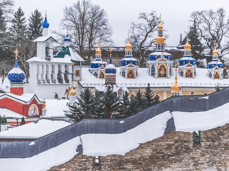 Обзорный тур в группе из Пскова в Изборск и Печоры - групповая экскурсия в Пскове на автобусе длительностью 6 часов с количеством участников более 20 человек цена экскурсии 2700₽