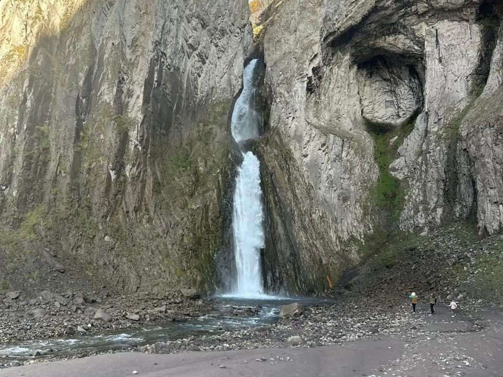 У водопада