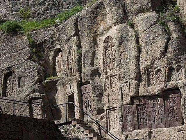 Храм Гарни и объект ЮНЕСКО Гегард — фото 3