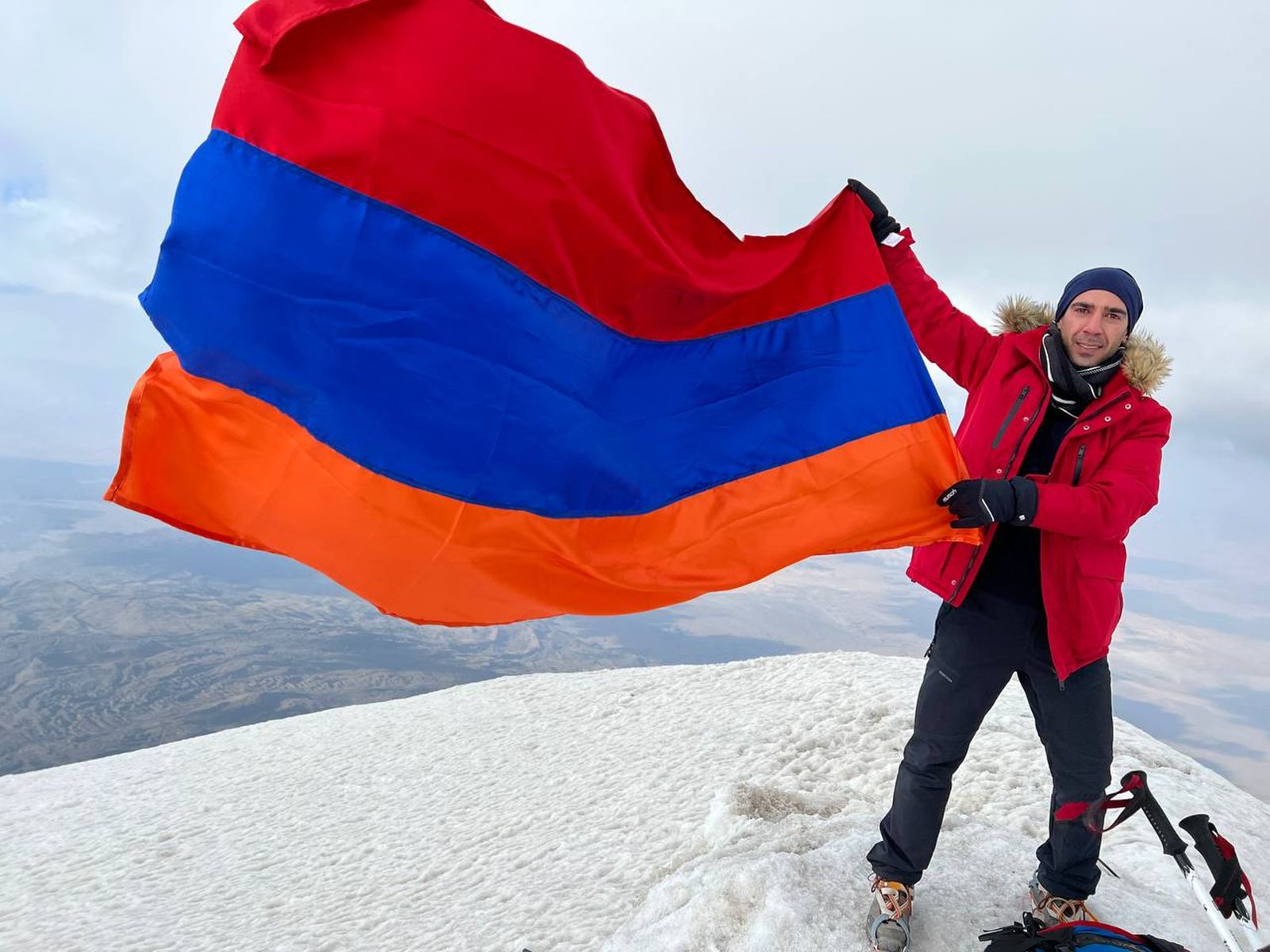 Армянский флаг поднят над Араратом