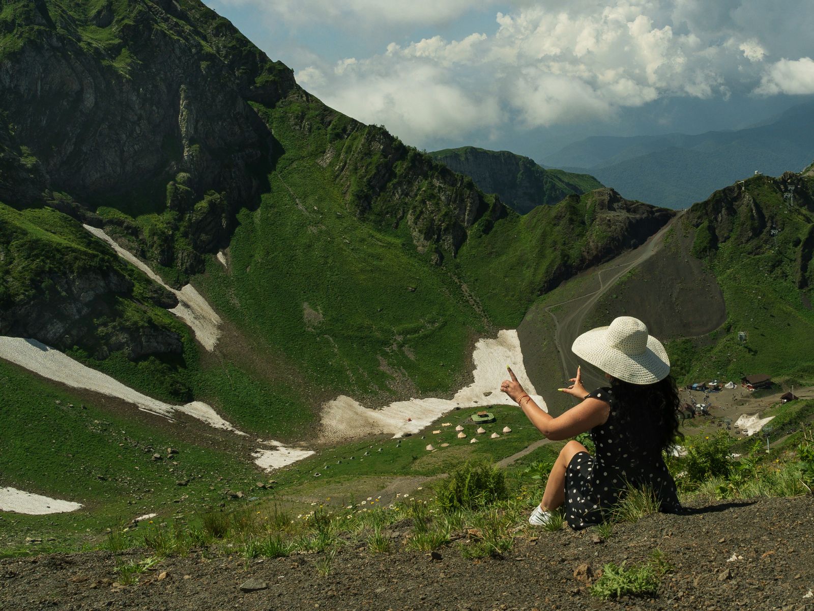 Кавказские горы. Вид с высоты 2 300 м. Курорт Красная Поляна. Пик Черная пирамида