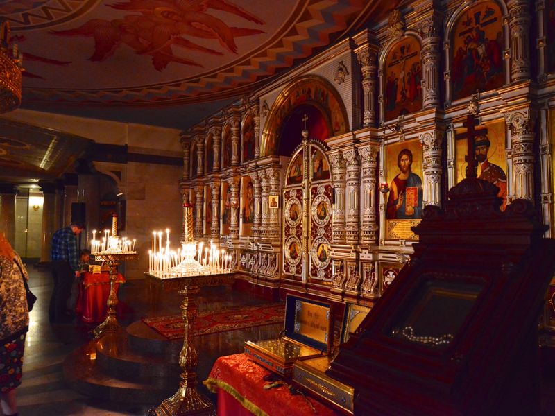 В храме