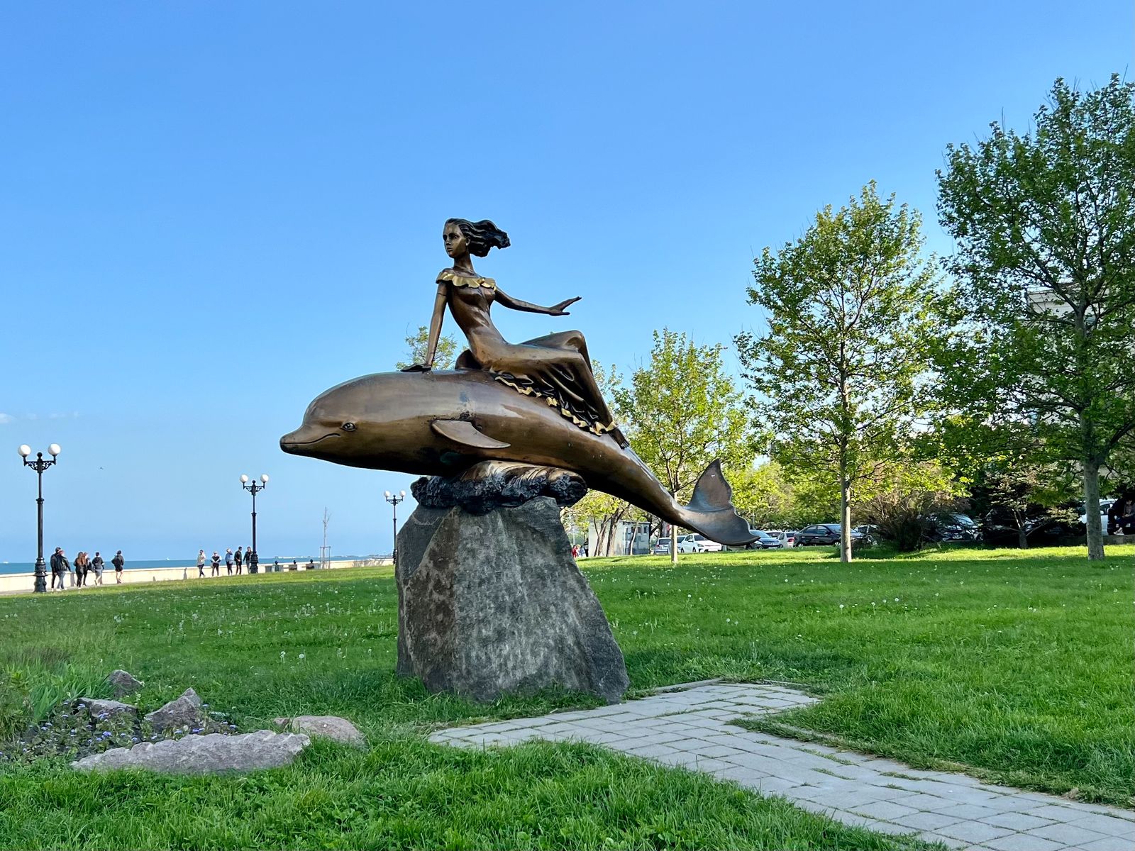 Скульптура Девушка и дельфин