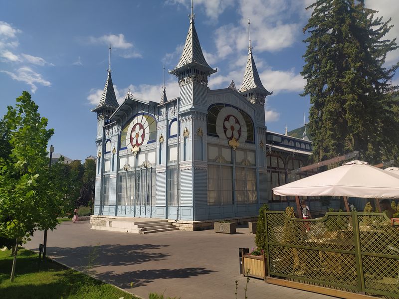 Light-тур на 3 дня "Кавказ в твоём сердце" из Пятигорска в группе - групповая экскурсия в Пятигорске на автобусе длительностью более 12 часов с количеством участников более 20 человек цена экскурсии 17000₽