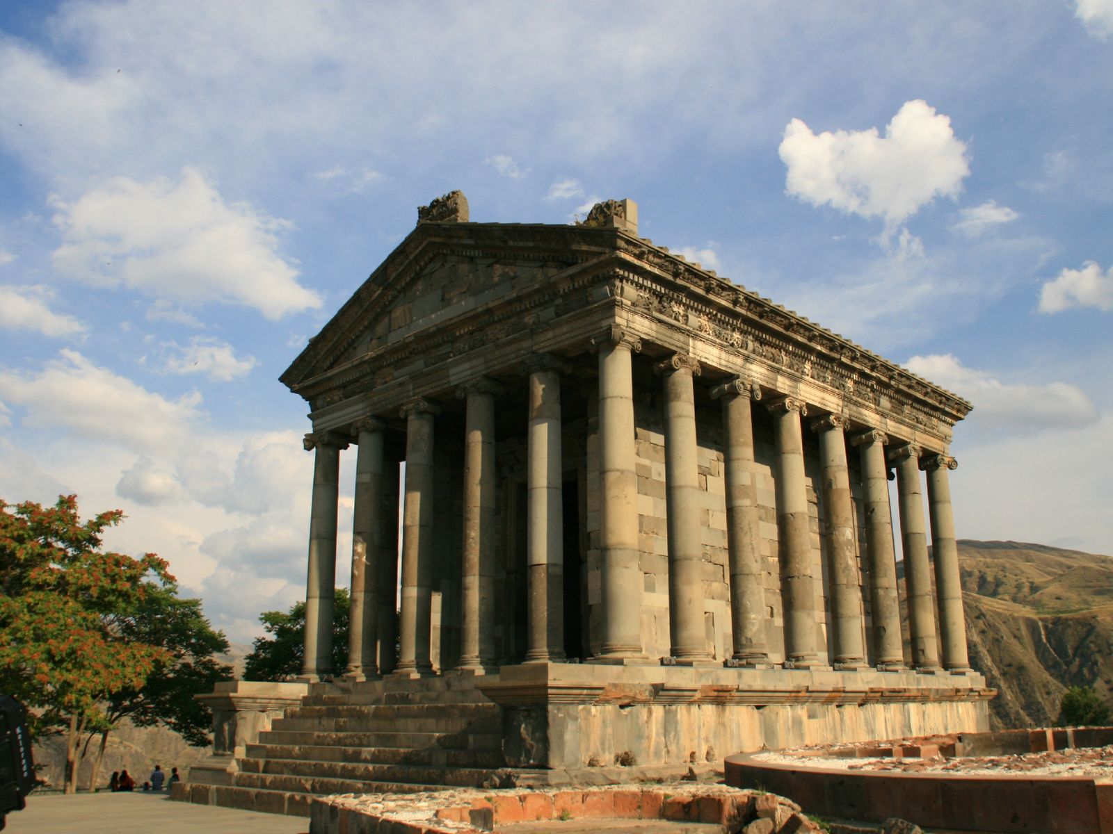Языческий храм первого века Гарни