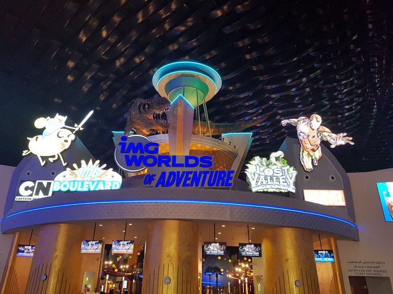 Развлекательный парк IMG Worlds of Adventure - групповая экскурсия в Дубае на автобусе длительностью 4 часа с количеством участников до 20 человек цена экскурсии 200$