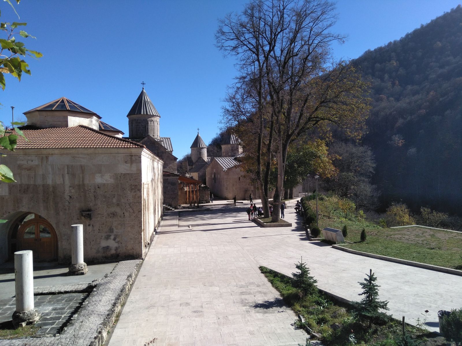 Двор монастыря Агарцин