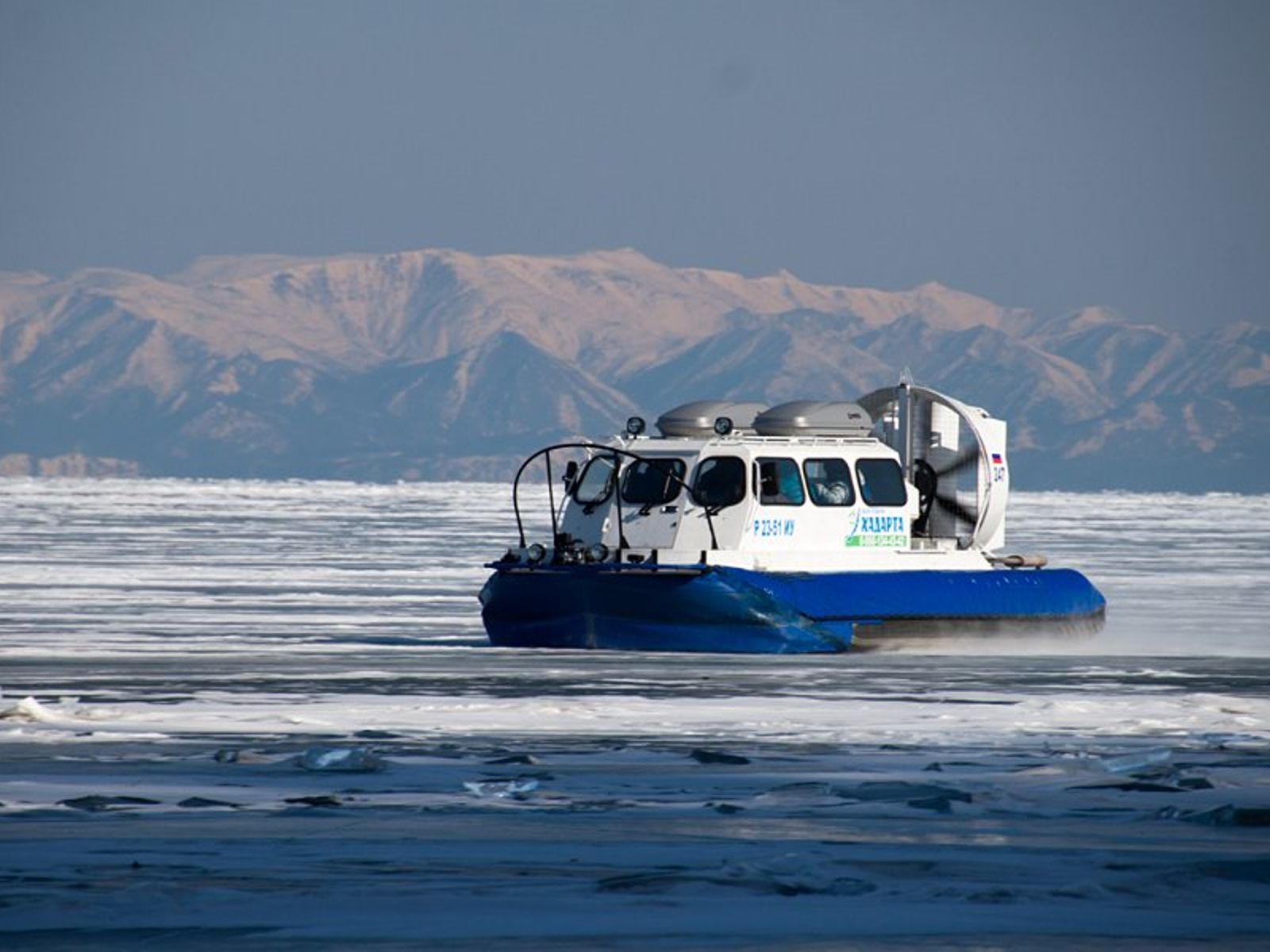 Прогулка на хивусе по льду Байкала