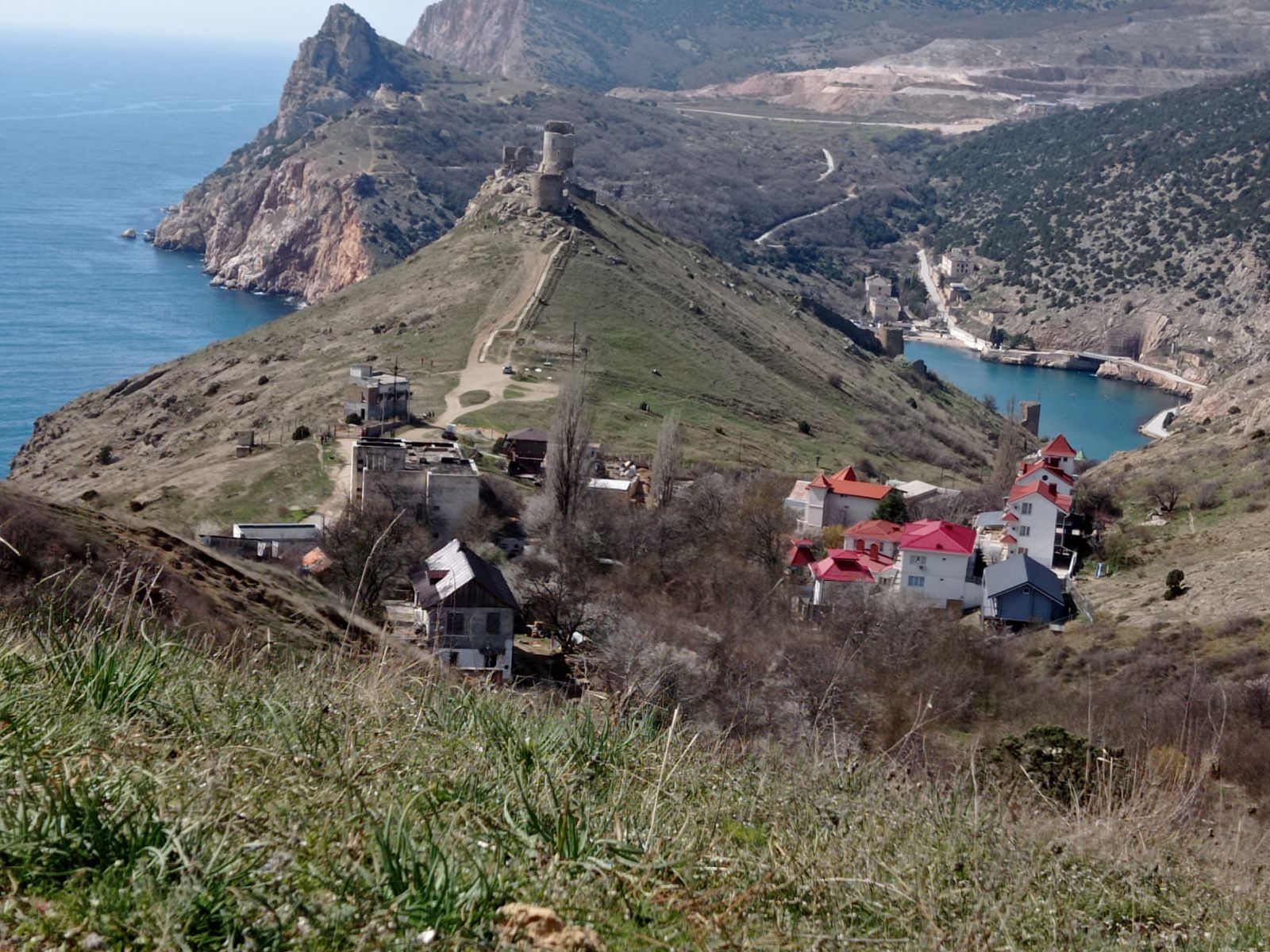 Вид на крепость Чембало с балки Кефало Вриси