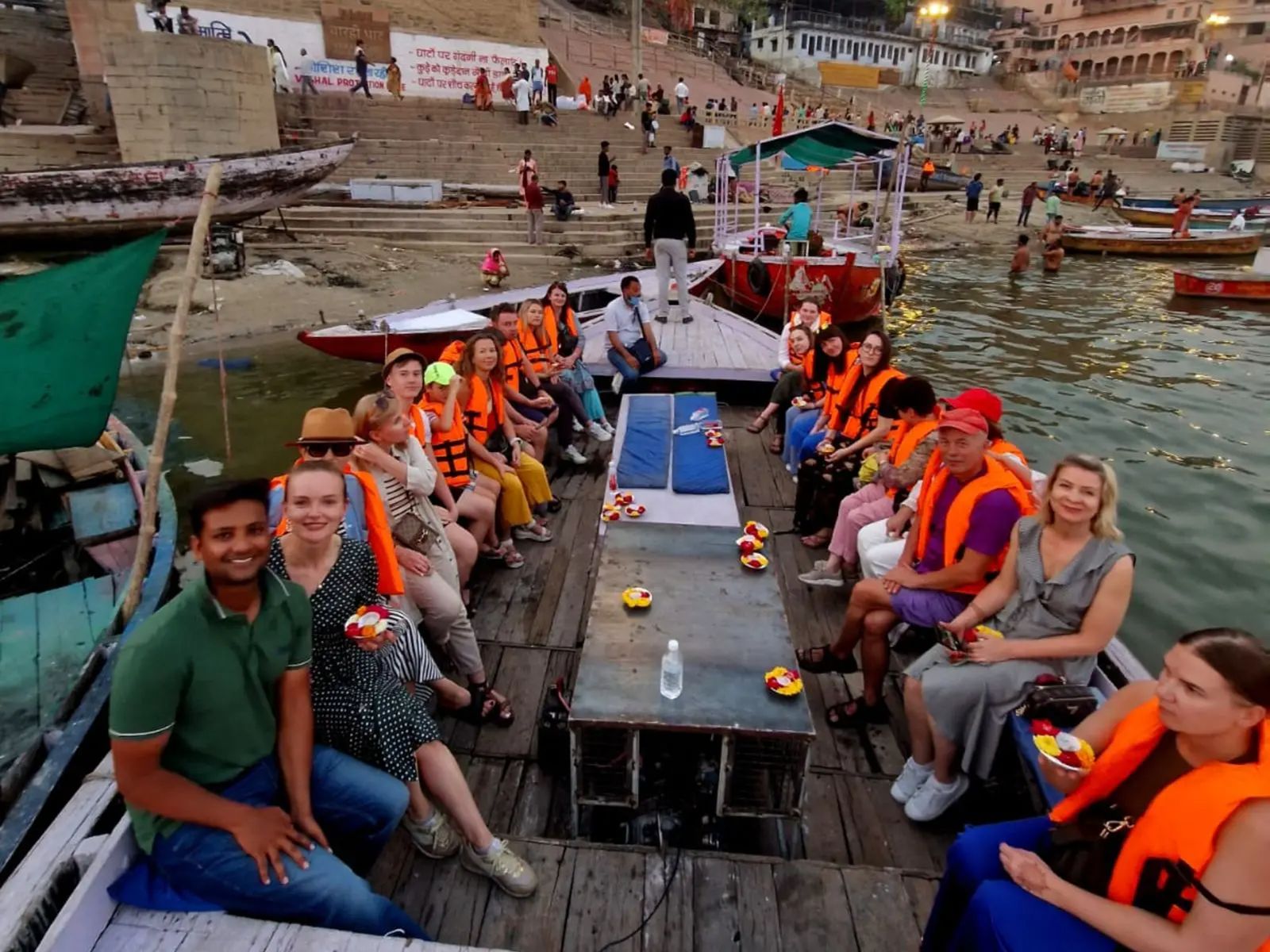 Катание на лодке по реке Ганга 