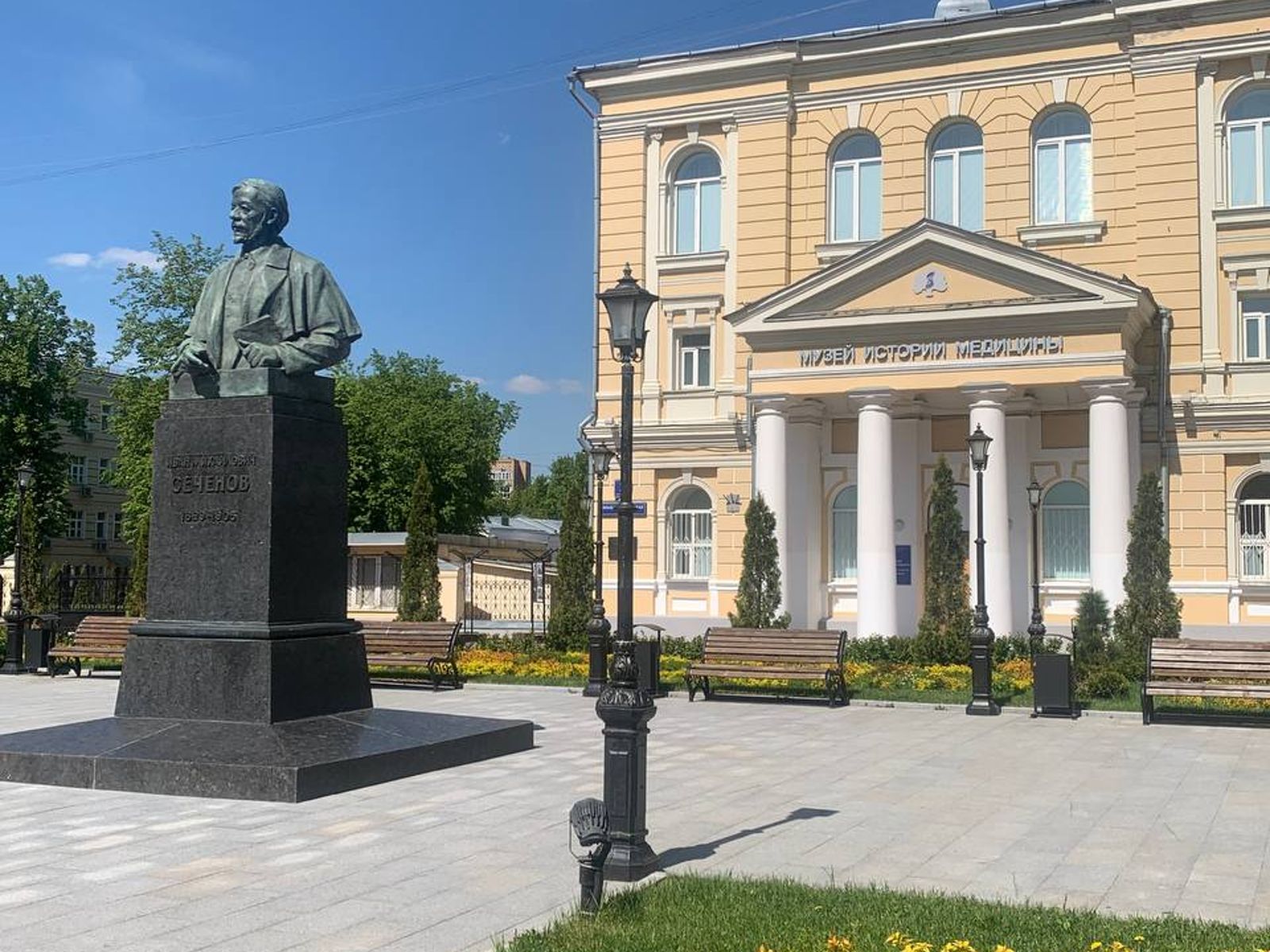 Памятник Сеченову на улице Большая Пироговская