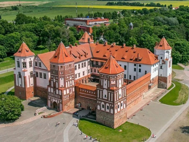 Экскурсия из Минска в средневековые замки Мира и Несвижа - индивидуальная экскурсия в Минске на машине гида длительностью 8 часов с количеством участников до 3 человек цена экскурсии 25000₽