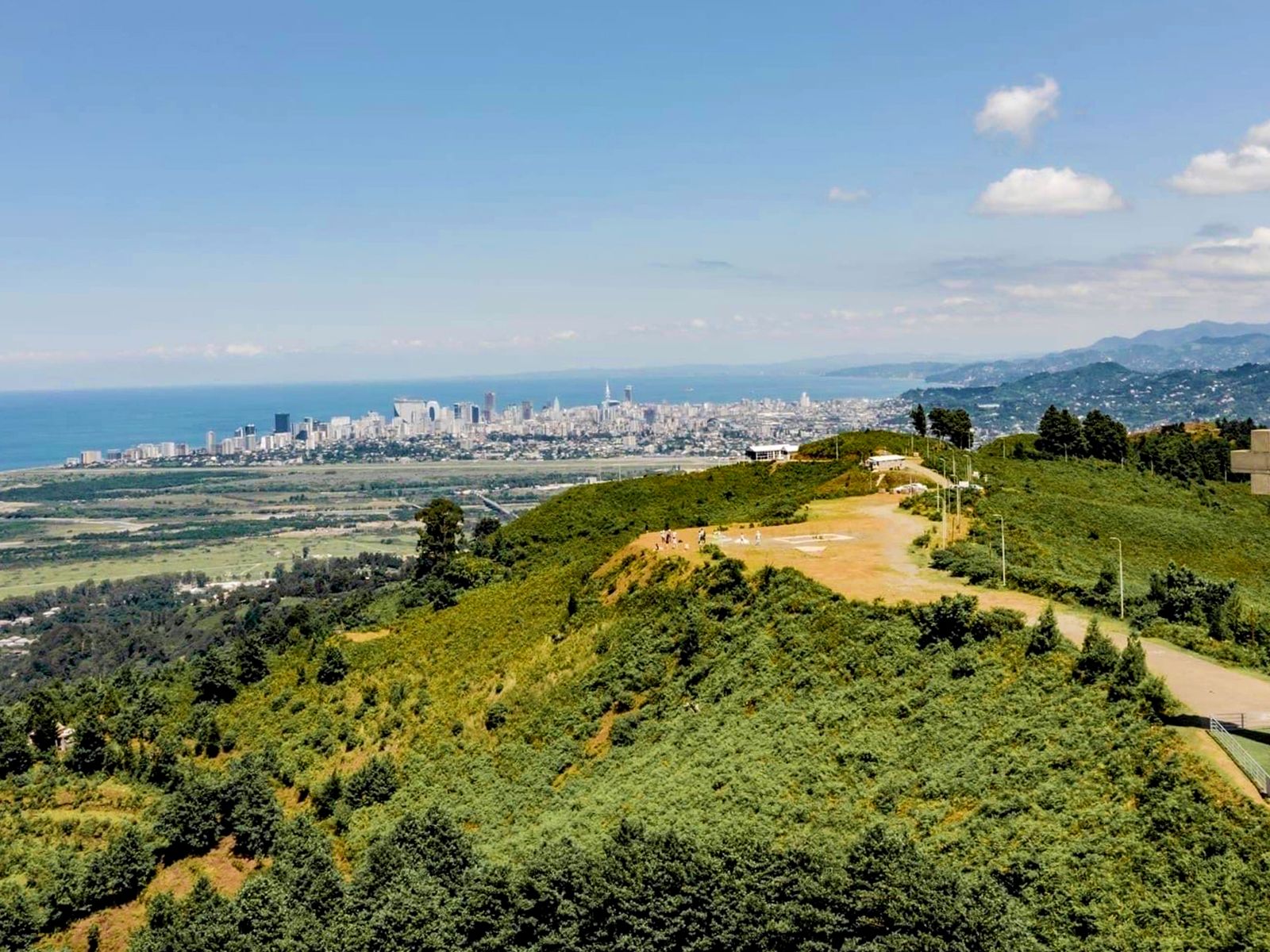 Смотровая площадка с панорамным видом на море, город и горы 
