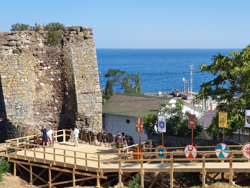 Обзорная пешеходная экскурсия по Алуште «Листая страницы истории» - индивидуальная экскурсия в Алуште пешком длительностью 2 часа с количеством участников до 6 человек со скидкой 5% цена экскурсии 2850₽