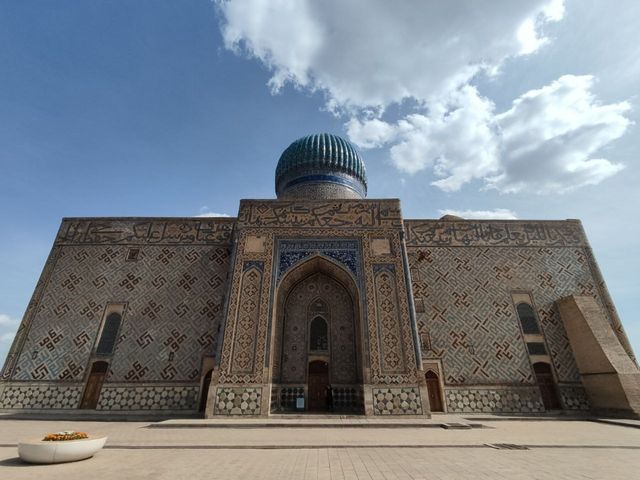 Туркестан: мавзолей Ясави и караван-сарай в группе