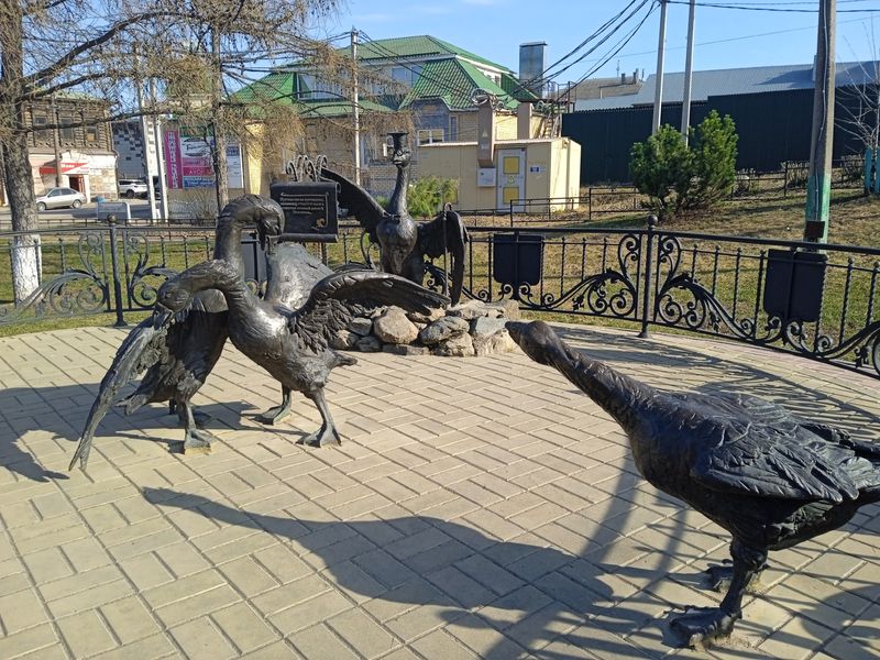 Памятник гусям