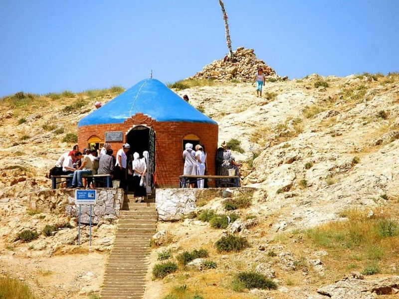 Мавзолей Укаша-ата, колодец и 1000-летний тутовник - индивидуальная экскурсия в Туркестане на машине гида длительностью 5 часов с количеством участников до 4 человек цена экскурсии 5550₽