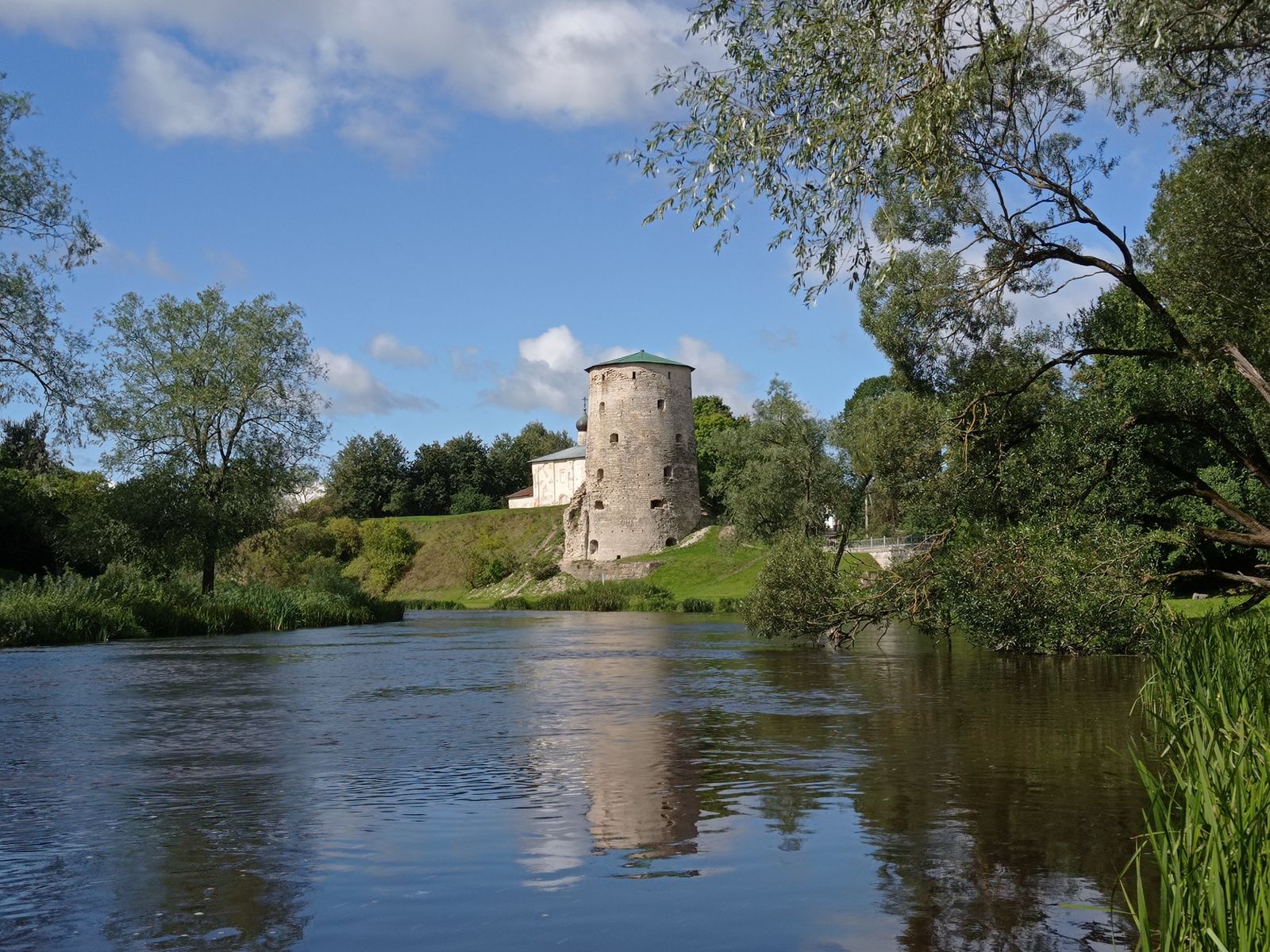 Гремячая башня на реке Пскове