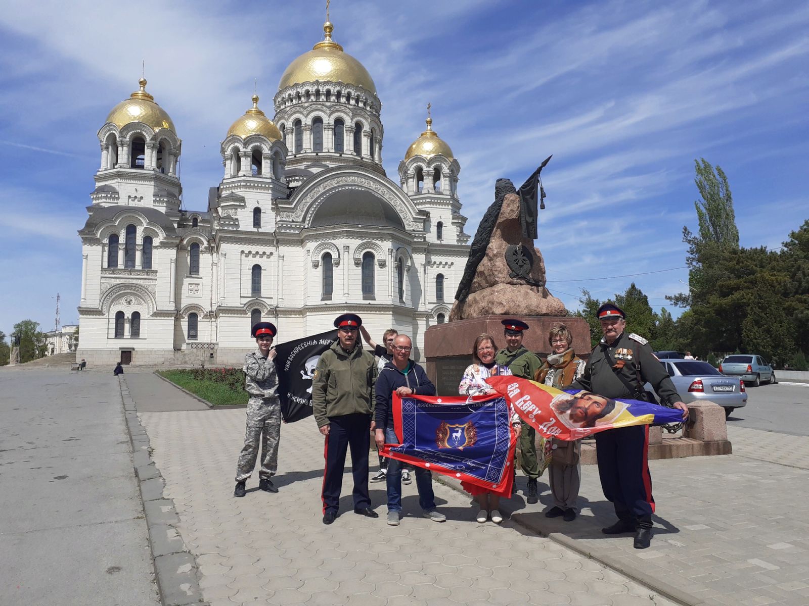 Фото с казаками на фоне Вознесенского собора и памятника Я.П. Бакланову 