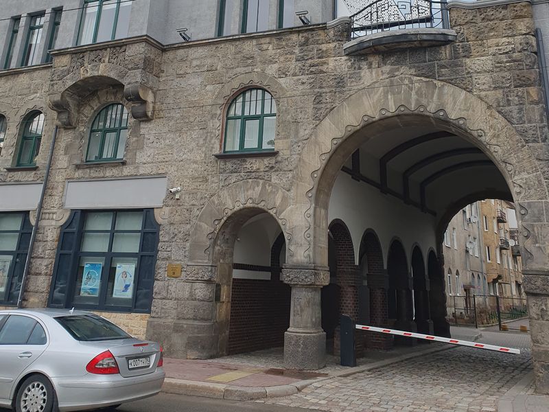 Арка въезда через здание Кройцаптеки в Королевский уголок