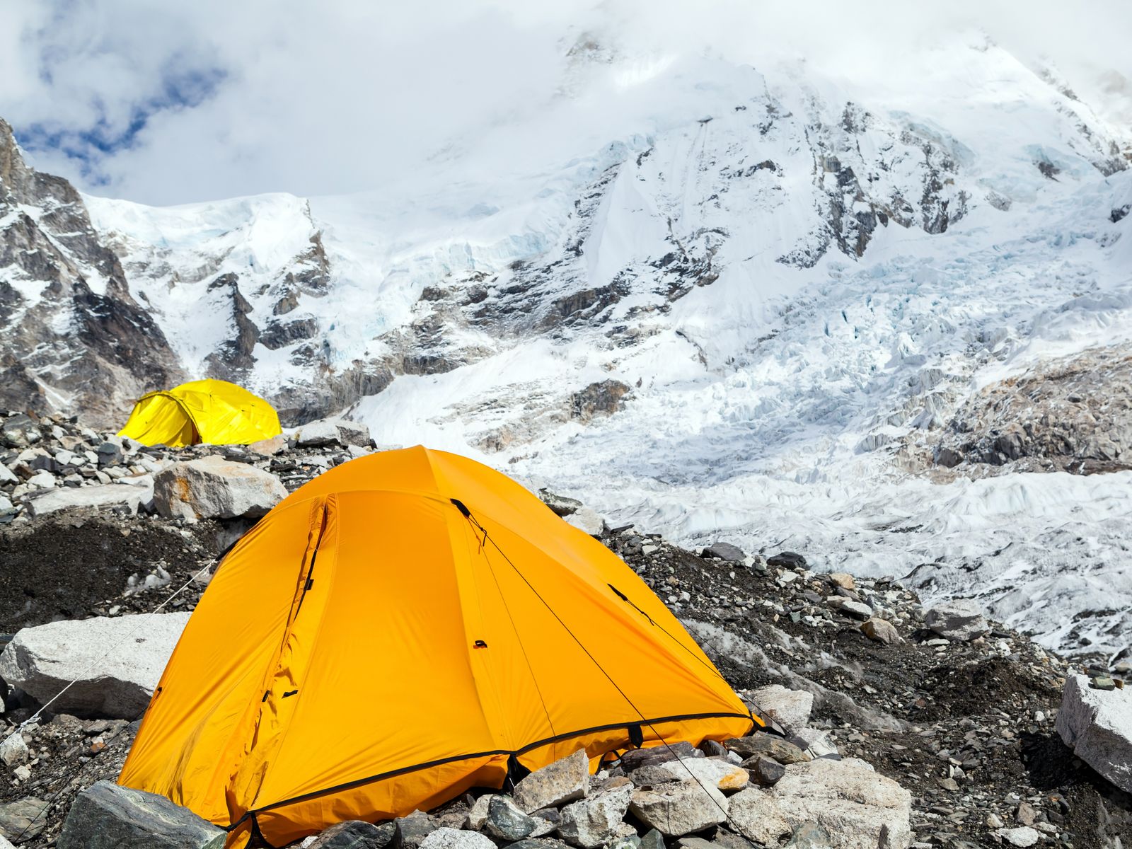 Палатка в базовом лагере Эвереста