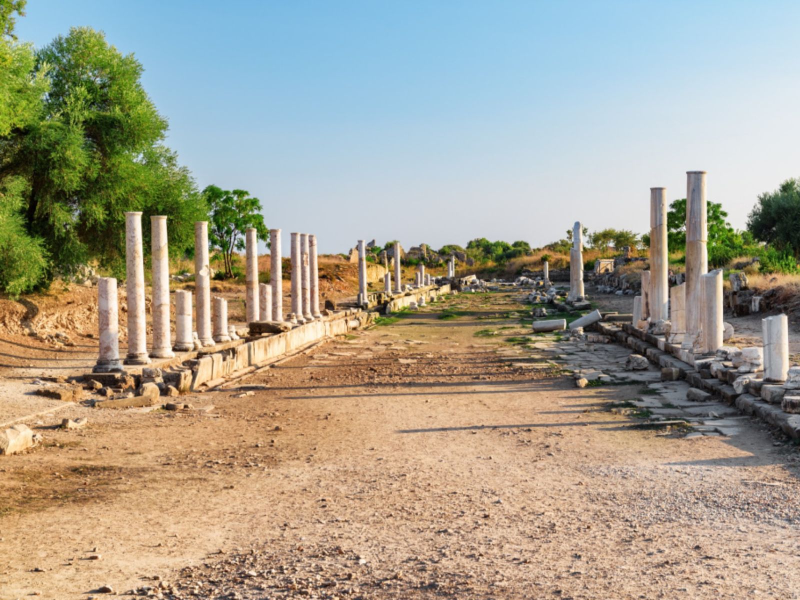 Вид на древнюю дорогу с колоннами