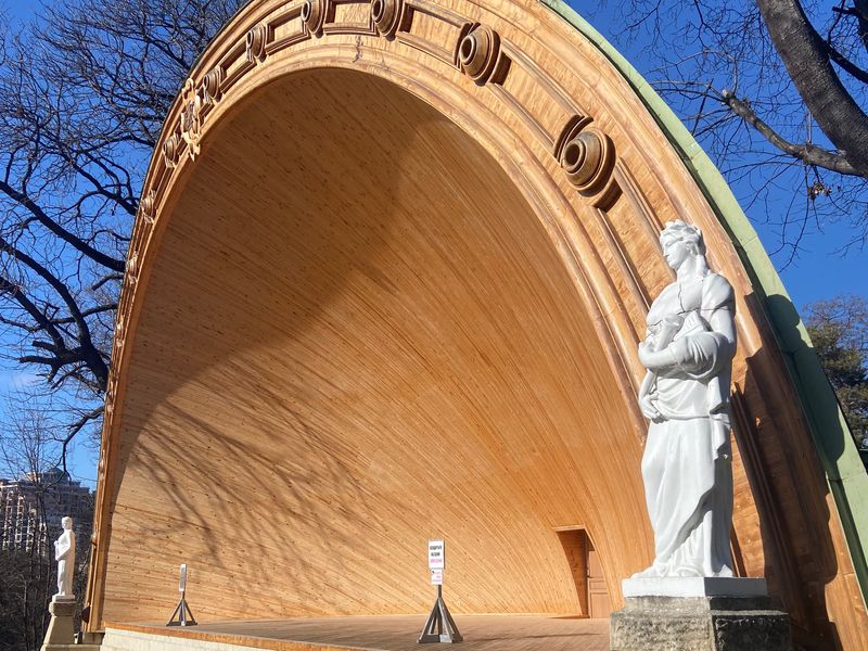 Музыкальная раковина вблизи старинного Курзала