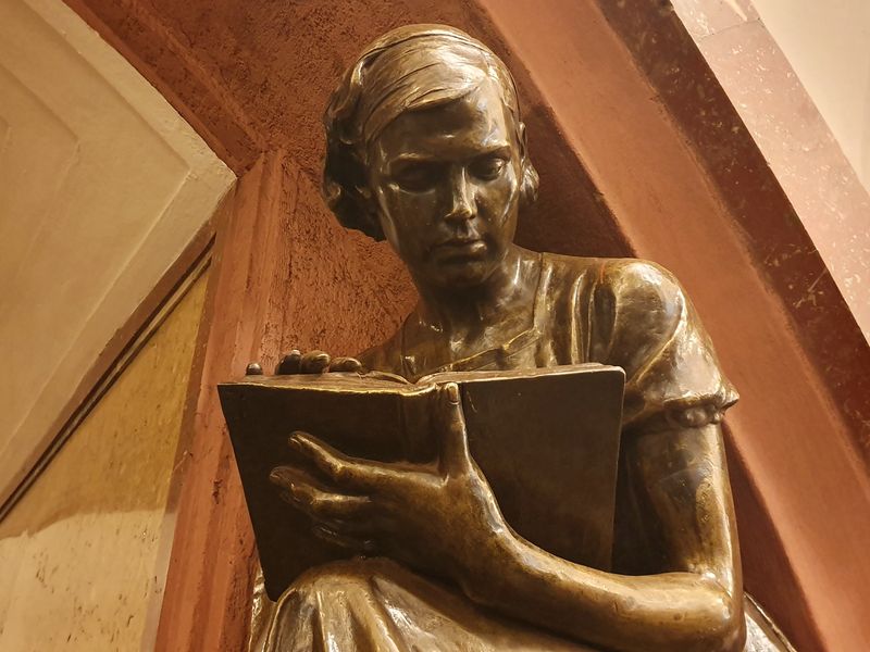 Экскурсия по московскому метро: чудеса подземелий - групповая экскурсия в Москве пешком длительностью 1.5 часа с количеством участников до 10 человек цена экскурсии 1200₽