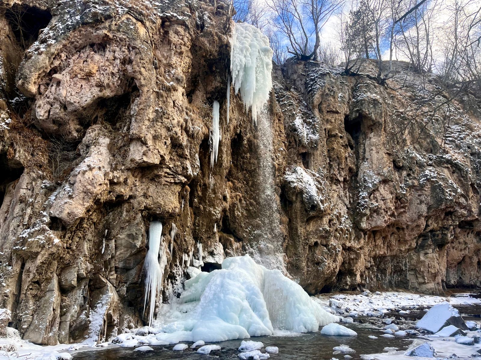 Медовый водопад, зима