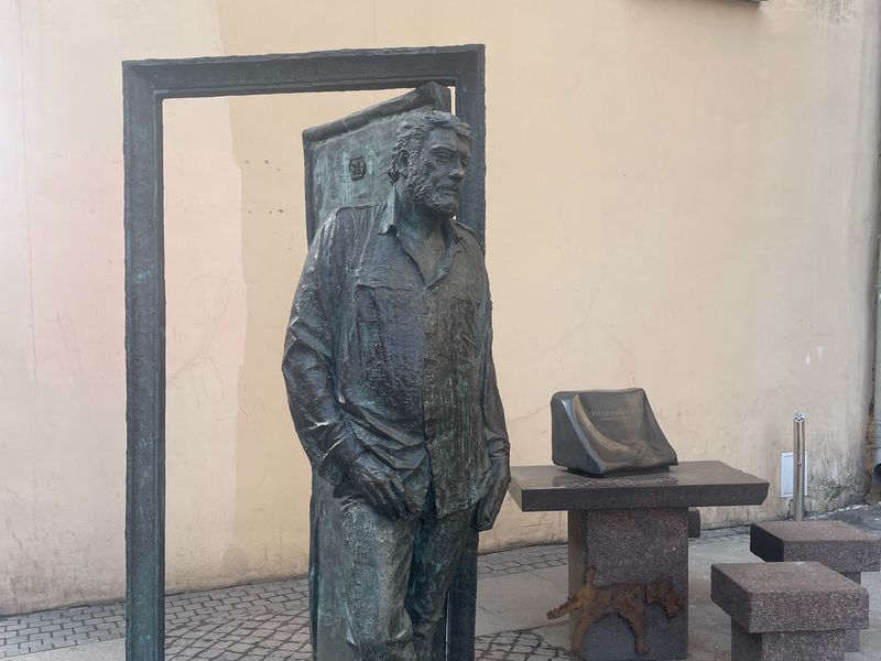 Памятник Довлатову