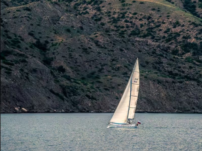 В море