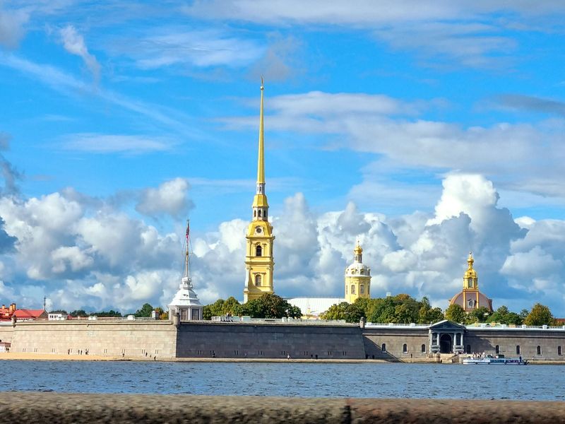 Вид на Петропавловскую крепость со стороны Невы