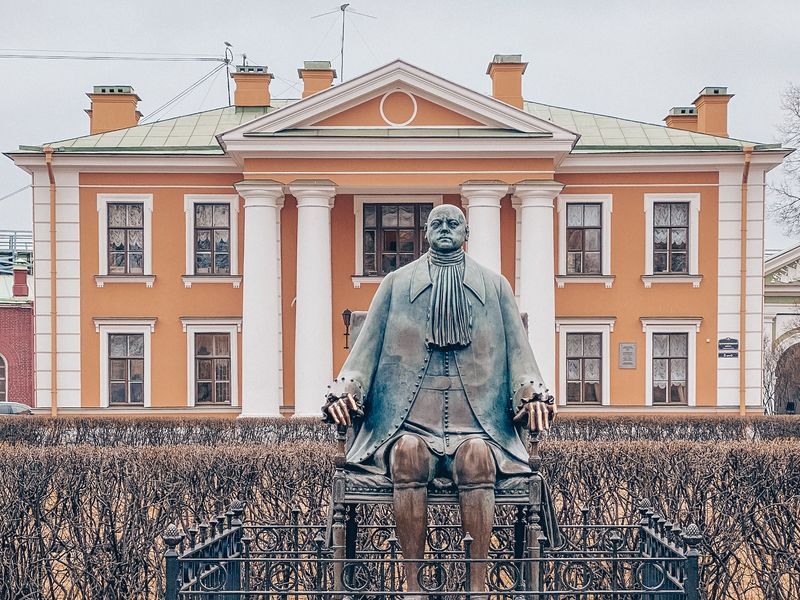 Памятник Петру I в Петропавловской крепости