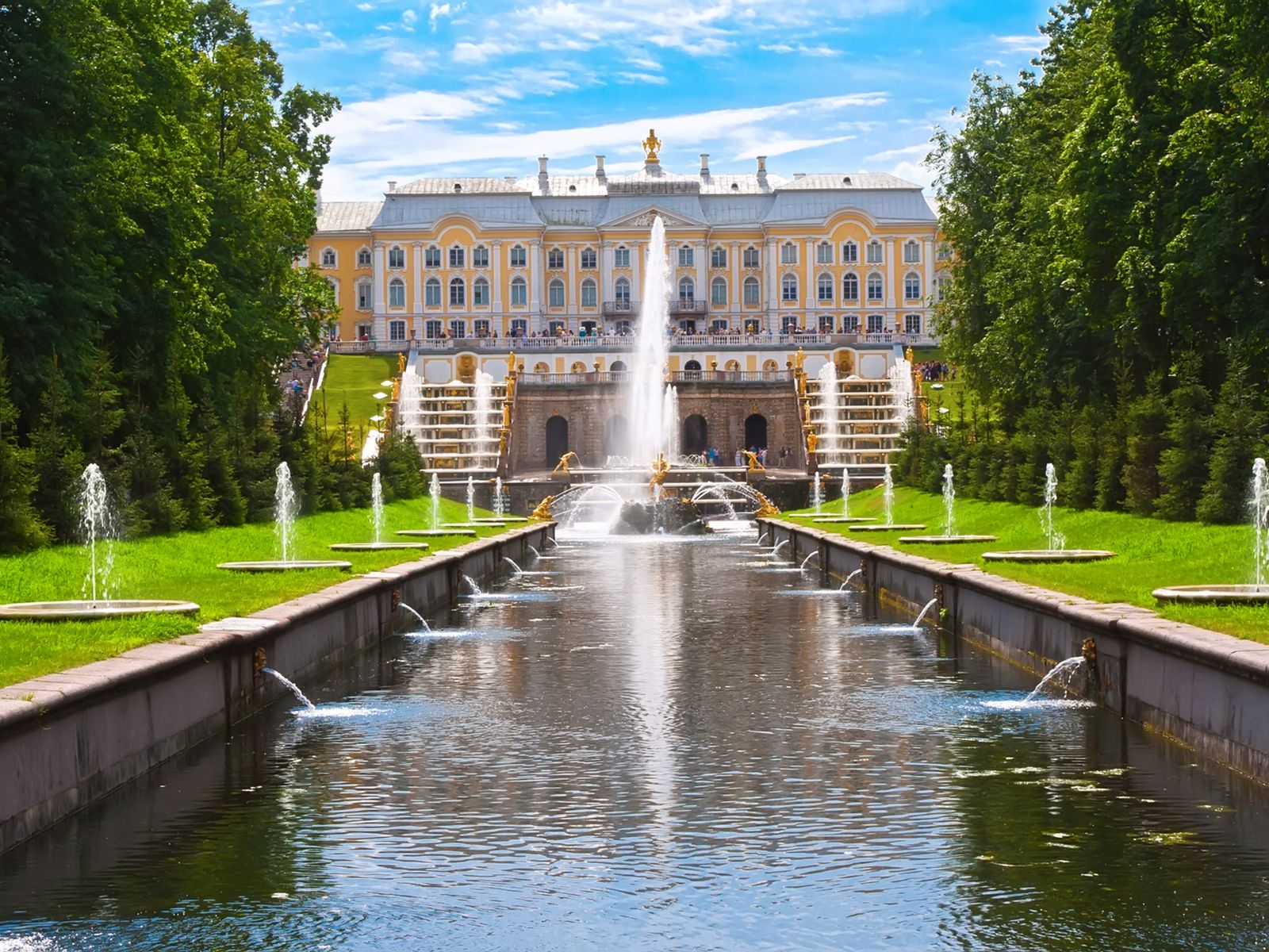 Вид на Петергофский дворец