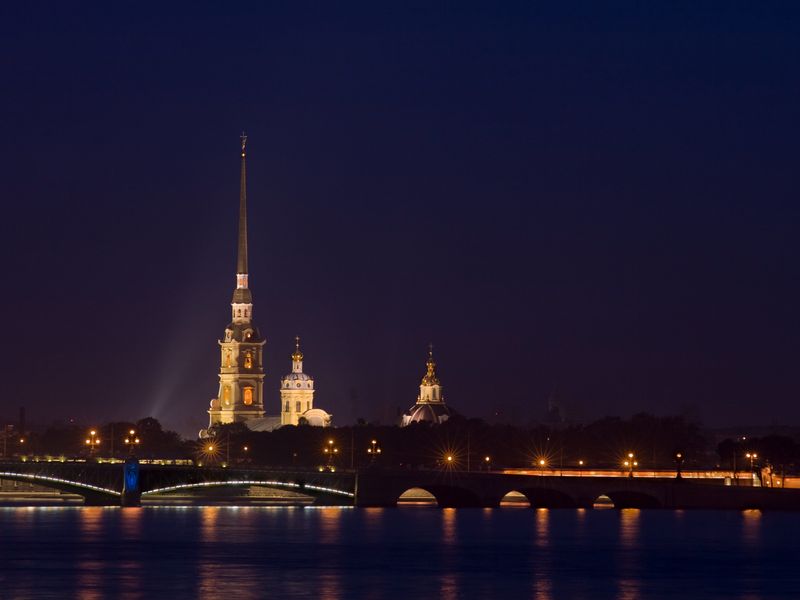 Петропавловская крепость ночью