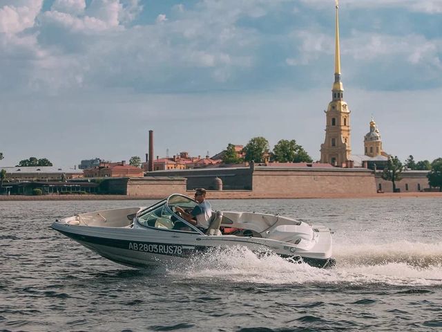 Индивидуальная прогулка на катере в Петербурге — фото 2