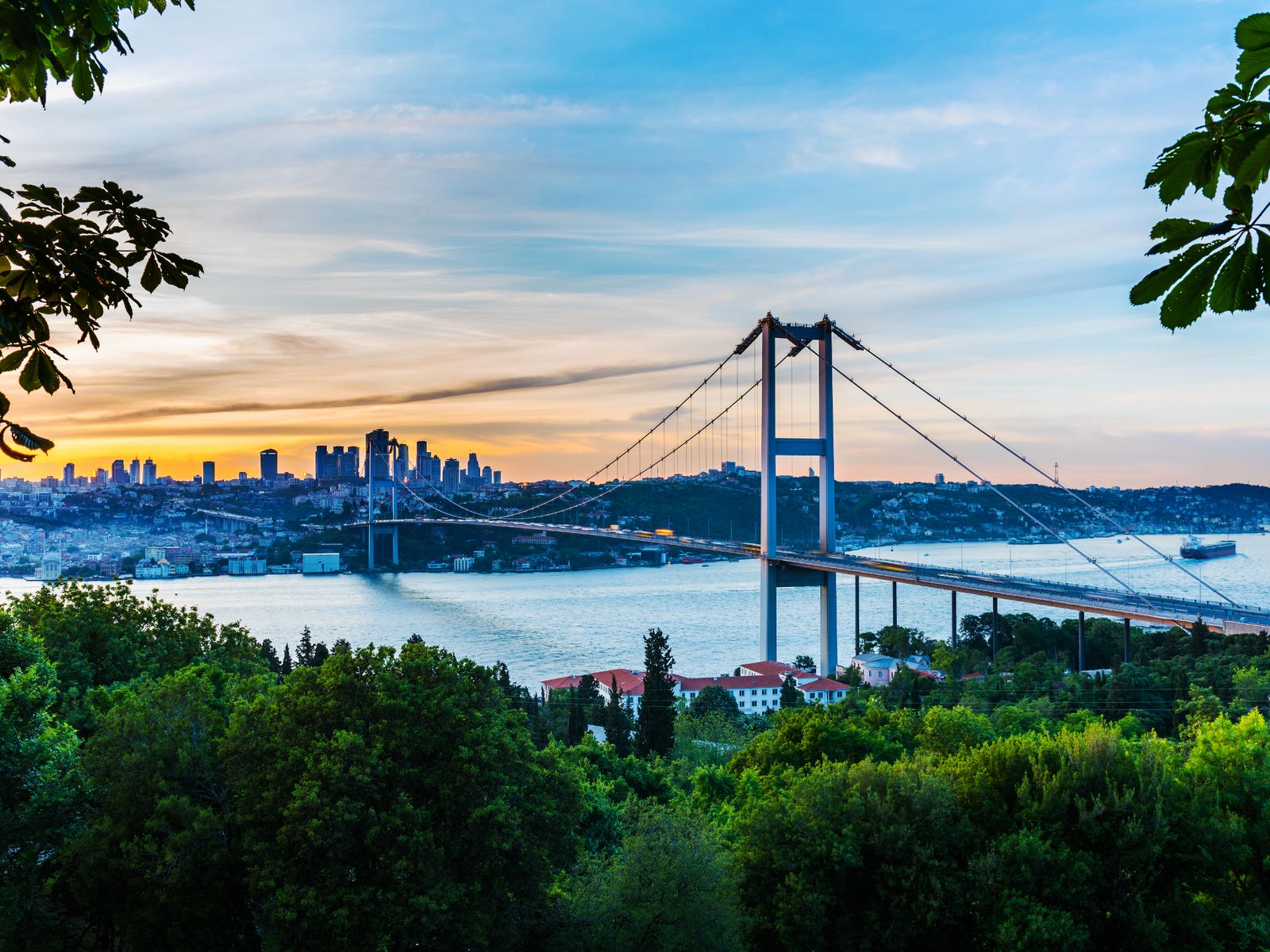 Босфорский мост соединяет Европу и Азию