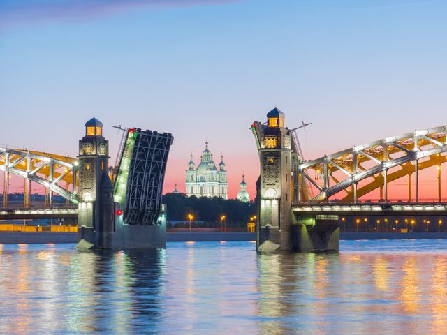Разведение мостов – ночная поездка по Петербургу