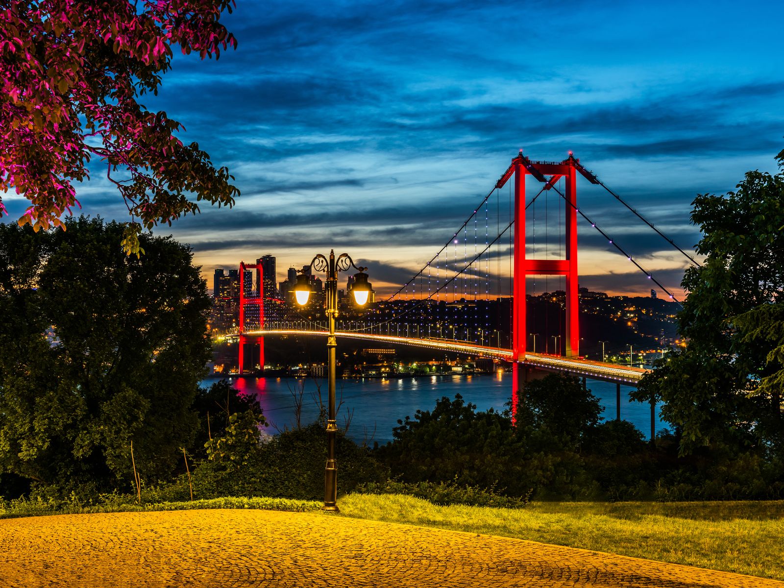 Вид на Босфорский мост с холма Чамлыджа